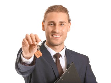 Beyaz arka planda anahtarı olan erkek emlakçı.