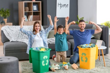 Evde çöpleri ayıran mutlu bir aile. Geri dönüşüm kavramı