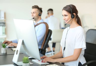 Ofiste çalışan teknik destek ajanları.