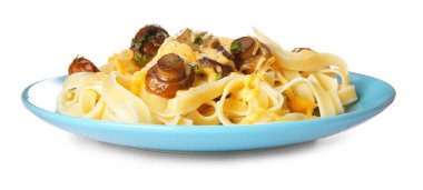 Lezzetli pişmiş mantarlı tabak ve beyaz arka planda makarna.