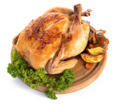 Beyaz zemin üzerinde fırında tavuk ve patates olan tahta.