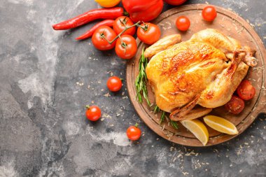 Gri zemin üzerinde fırında tavuk olan tahta