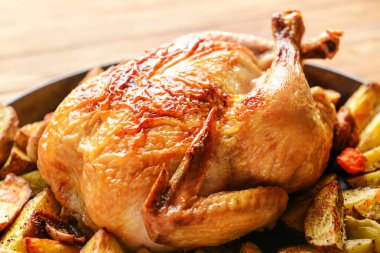 Fırında tavuk ve patatesli tabak, yakın plan.