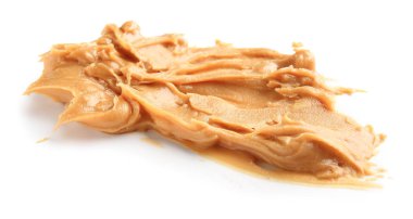 Beyaz arka planda lezzetli fıstık ezmesi.