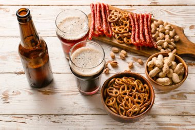 Taze biralı kompozisyon ve ahşap arka planda atıştırmalıklar.