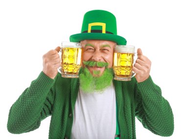 Beyaz arka planda bira bardakları olan komik olgun bir adam. Aziz Patrick Günü kutlaması
