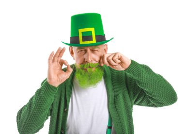 Beyaz arka planda OK jesti gösteren komik olgun bir adam. Aziz Patrick Günü kutlaması