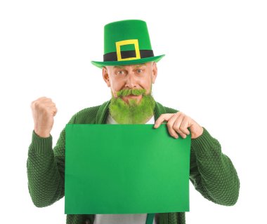 Beyaz arka planda boş posteri olan komik, olgun bir adam. Aziz Patrick Günü kutlaması