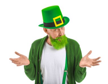 Beyaz arka planda komik, olgun bir adam. Aziz Patrick Günü kutlaması