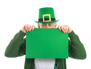 Beyaz arka planda boş posteri olan komik, olgun bir adam. Aziz Patrick Günü kutlaması