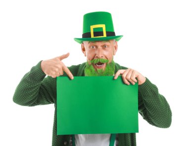 Beyaz arka planda boş posteri olan komik, olgun bir adam. Aziz Patrick Günü kutlaması