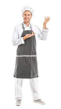 Yakışıklı erkek şef beyaz arka plan üzerinde bir şey gösteren