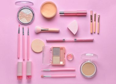 Renkli arka planda dekoratif kozmetik seti