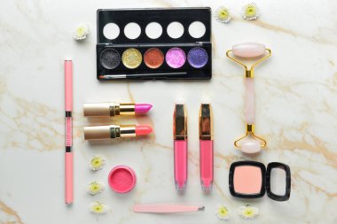 Hafif arkaplanda dekoratif kozmetik ve aksesuarlar