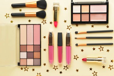 Renk arkaplanındaki dekoratif kozmetik ve aksesuarlar