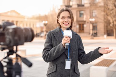 Mikrofonlu güzel bir gazeteci.