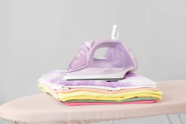 Gri arka planda demir ve temiz kıyafetler var.