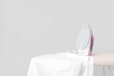 Gri arka planda demir ve temiz kıyafetler var.