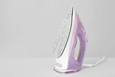 Gri arkaplanda elektrikli ütü