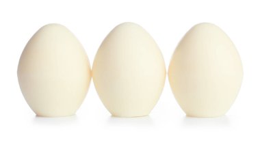 Beyaz arka planda çikolatalı paskalya yumurtaları