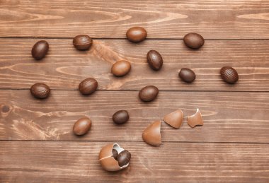 Ahşap arka planda çikolatalı Paskalya yumurtaları