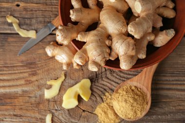 Taze ve zemin zencefil ahşap masada