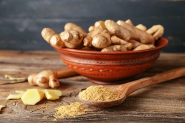 Taze ve zemin zencefil ahşap masada