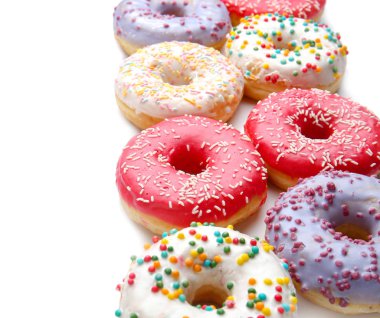 Beyaz arka planda tatlı çörekler