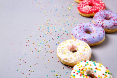 Gri arka planda tatlı çörekler