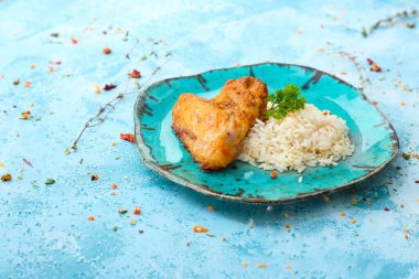 Lezzetli pilav ve renkli tavuk tabağı.