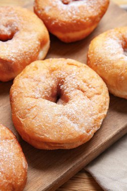 Tatlı tatlı çörekler masada.