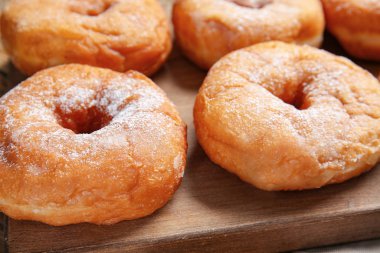 Tatlı tatlı çörekler masada.