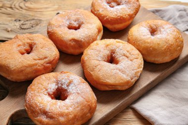 Tatlı tatlı çörekler masada.