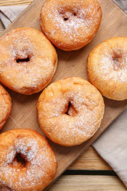 Tatlı tatlı çörekler masada.