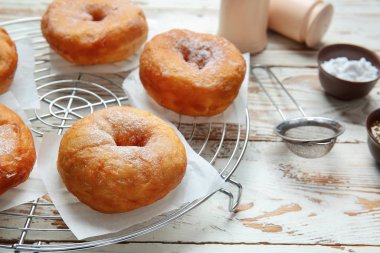 Tatlı tatlı çörekler masada.
