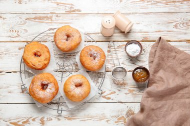 Tatlı tatlı çörekler masada.