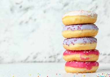 Tatlı tatlı çörekler masada.