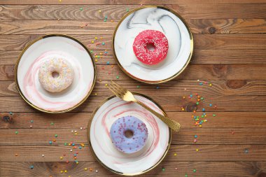 Tatlı tatlı çörekler masada.