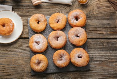 Tatlı tatlı çörekler masada.