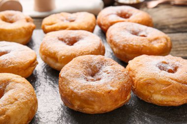 Tatlı tatlı çörekler masada.