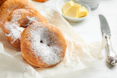 Tatlı tatlı çörekler masada.