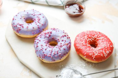 Tatlı tatlı çörekler masada.