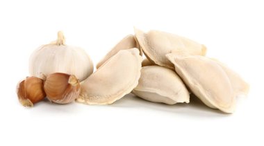 Beyaz arka planda sarımsaklı çiğ börek.