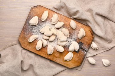 Ahşap zemin üzerinde çiğ hamur köftesi olan tahta