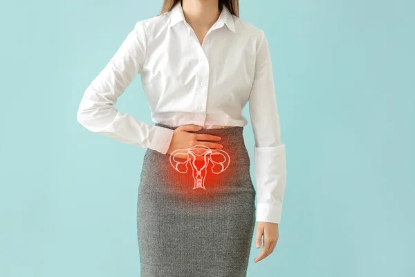 O tânără femeie de afaceri care suferă de dureri abdominale pe fundal de culoare — Fotografie, imagine de stoc
