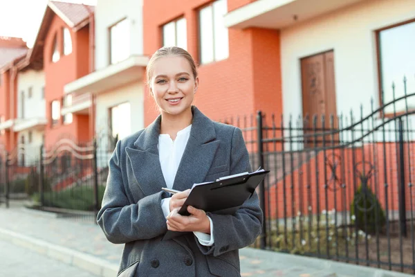 Immobilienmaklerin im Freien — Stockfoto