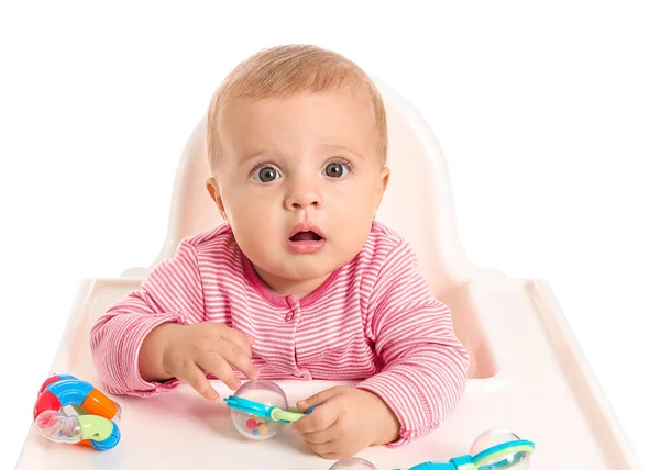 Beyaz arka planda yüksek sandalyede oturan sevimli küçük bebek portresi — Stok fotoğraf