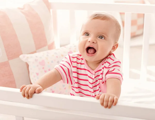 Porträt des süßen kleinen Babys im heimischen Kinderbett — Stockfoto