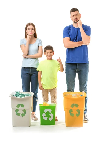 Familia pensativa con contenedores para basura sobre fondo blanco. Concepto de reciclaje — Foto de Stock