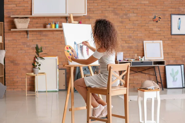 Bela pintura artista afro-americana feminina em estúdio — Fotografia de Stock